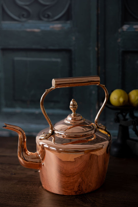 Antique English Round Copper Tea Kettle with Brass Acorn Finial, c.1880